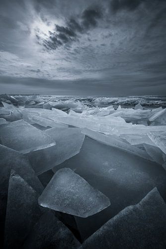 Kruiend ijs in de winter op het IJsselmeer. Als het IJsselmeer bevroren is en het gaat dooien breekt