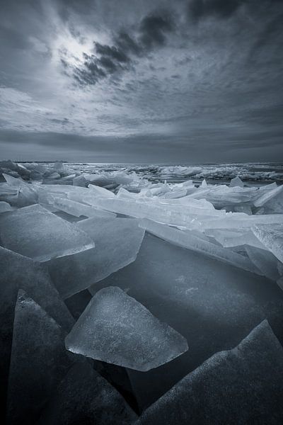 Kruiend ijs in de winter op het IJsselmeer. Als het IJsselmeer bevroren is en het gaat dooien breekt van Bas Meelker