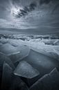 Kruiend ijs in de winter op het IJsselmeer. Als het IJsselmeer bevroren is en het gaat dooien breekt van Bas Meelker thumbnail