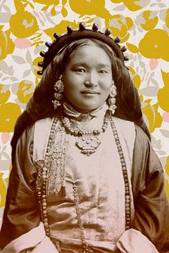 Vintage portret van Bhutanese vrouw in traditionele kleding. Moderne collage met gele bloemen. van Dina Dankers