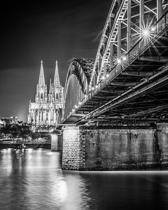 Kölner Dom bei Nacht in Schwarzweiß