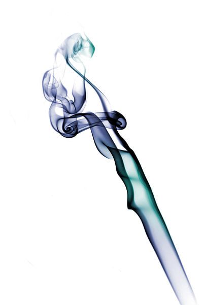 Foto van gekleurde rook tegen een witte achtergrond. von Liesbeth van Asseldonk