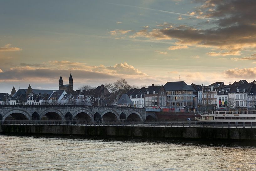 Foto van de Sint-Servaasbrug en Onze-Lieve-Vrouwebasiliek in Maastricht van Geert Bollen