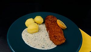 Paniertes Seelachsfilet mit Kartoffeln und Dillsauce