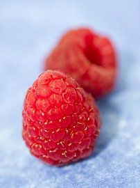 Frische rote Himbeeren auf Blau von Iris Holzer Richardson