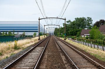 Spoorlijn in Oud-Gastel (Nederland) van Werner Lerooy