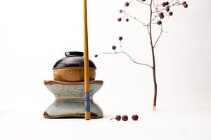 Nature morte de tasses et de baguettes comme figure japonaise avec des brindilles et des baies