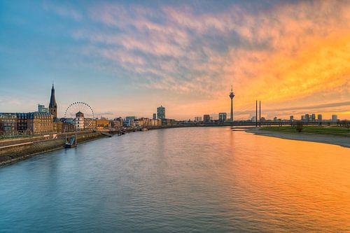 Düsseldorf Skyline bei Sonnenuntergang