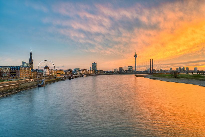Düsseldorf Skyline bei Sonnenuntergang von Michael Valjak