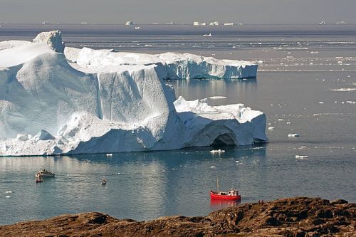 Boote vor gigantischen Eisbergen