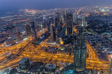 Dubai bij nacht 3 van Peter Korevaar