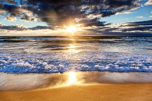 Gouden zonsondergang op het strand van Le Truc Vert in Frankrijk van Evert Jan Luchies