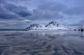 Reflexionen am Skagsanden-Strand in Flakstad auf den Lofoten, Norwegen
