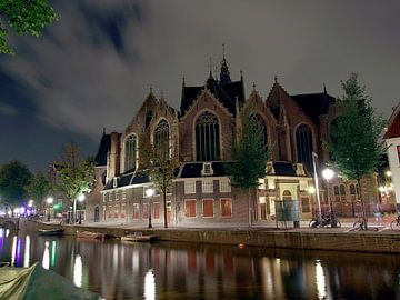 Oude Kerk in Amsterdam bij nacht van Edwin Butter