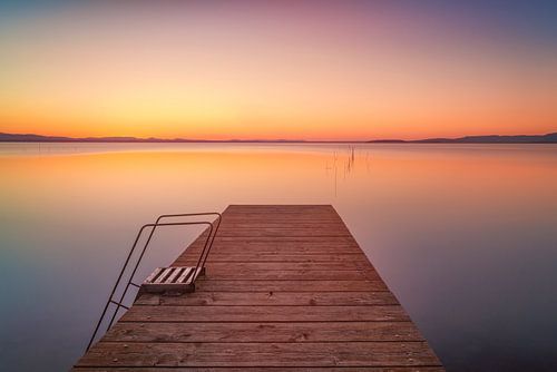 Gouden stilte. Houten pier aan het Trasimenomeer, Umbrië