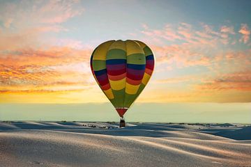 Heißluftballon über White Sands, New Mexico USA von Gert Hilbink