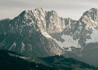Sonnenlicht auf verschneitem Berggipfel