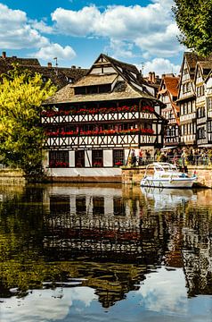 Vakwerkhuis Reflectie Ill Oude Stad Straatsburg Elzas Frankrijk van Dieter Walther
