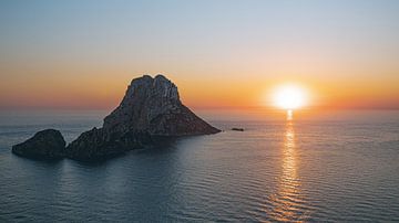 Een magische rotspartij - Es Vedra, Ibiza. van Eleven Monkeys