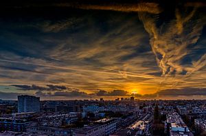 Zonsondergang vanaf het OLVG in Amsterdam Oost. van Don Fonzarelli