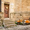 Vespa in de straten van Alghero, Italië van Sven Wildschut