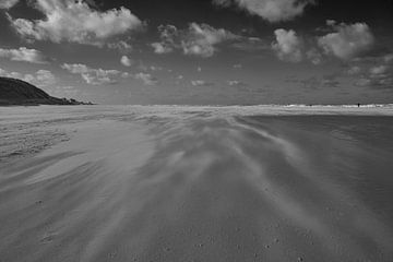 Vliegend zand op het strand van Lisanne Storm