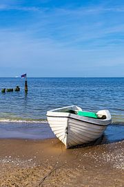 Un bateau de pêche et un brise-lames sur la plage de Bansin, sur l'île d'Usedom
