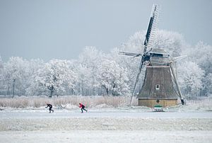 Schaatsen op natuurijs bij een molen van Ruurd Jelle Van der leij