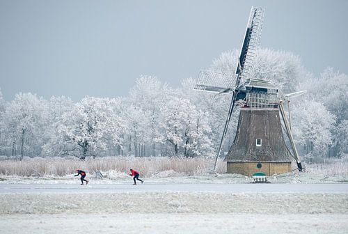 Schaatsen op natuurijs bij een molen