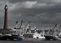 De vuurtoren van IJmuiden trotseert de dreigende luchten