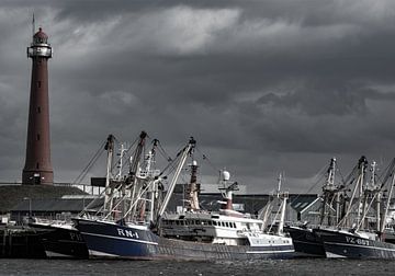 De vuurtoren van IJmuiden trotseert de dreigende luchten van scheepskijkerhavenfotografie