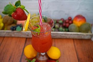 Erdbeer-Cocktail alkoholfrei mit Limette und Minze.