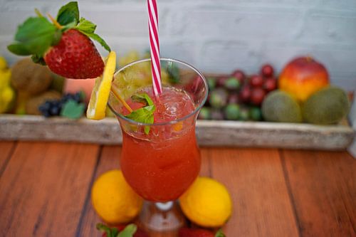 Aardbeiencocktail alcoholvrij met limoen en munt.