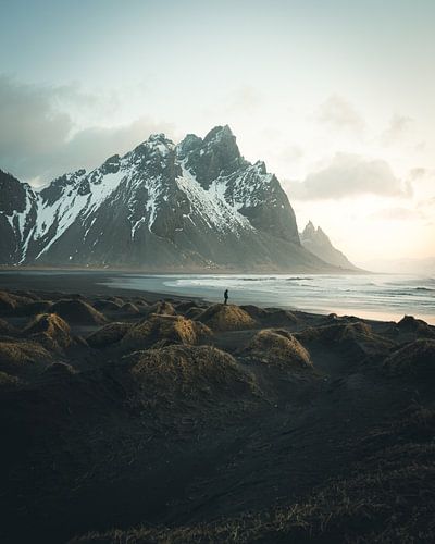 Alleen op de Zwarte Stranden van IJsland