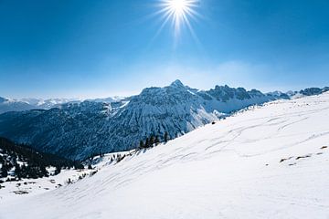 Winterlicher Blick in den Tannheimer Bergen von Leo Schindzielorz