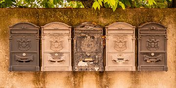 Vijf oude metalen brievenbussen op een rij van Dafne Vos