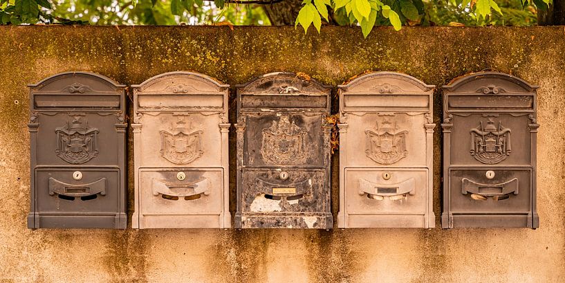 Cinq vieilles boîtes aux lettres métalliques en ligne par Dafne Vos