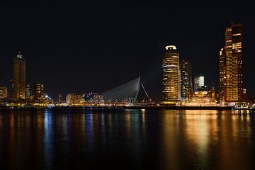 Skyline Rotterdam met Erasmusbrug van Bas Vogel