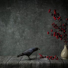 Krähe mit roten Beeren von Cindy Dominika