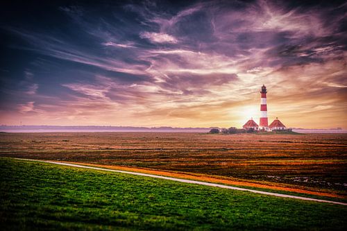 Leuchtturm im Abendlicht