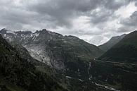 Bergtoppen met bergpas, Zwitserland van Sasja van der Grinten thumbnail