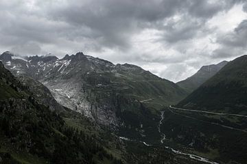 Bergtoppen met bergpas, Zwitserland van Sasja van der Grinten