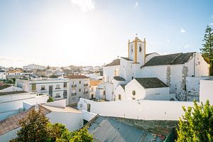 Zonnig stadje Tavira in Portugal van Leo Schindzielorz