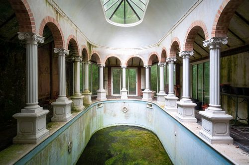 Piscine intérieure abandonnée.