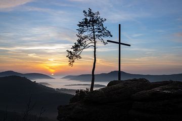 Le Rötzenfels, une photo de paysage d'un rocher de grès avec une croix et un arbre, lever de soleil  sur Fotos by Jan Wehnert
