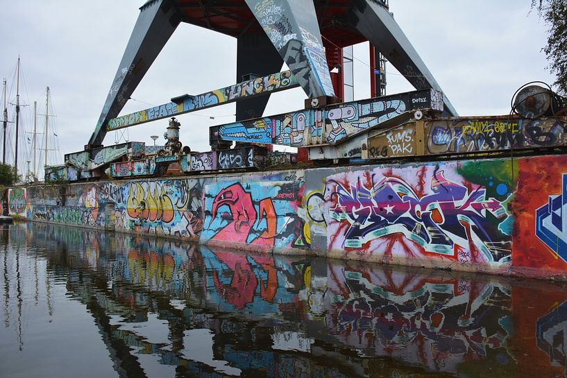 Graffiti  en Street Art op hijskraan en kade NDSM werf Amsterdam van My Footprints