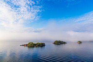 Inseln im Schärengarten mit Nebel vor Stockholm, Schweden