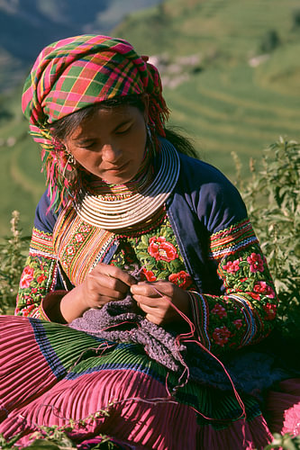 Kodachrome-Stil: Hmong-Frau in farbenfroher traditioneller Tracht