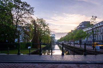 Ruhe bei Sonnenaufgang: Mauritskade, Den Haag von Denny van der Vaart