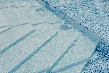 Mosaïque bleue dans une piscine